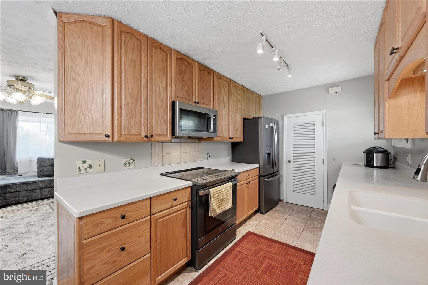 433 Beechcroft Road photo 14