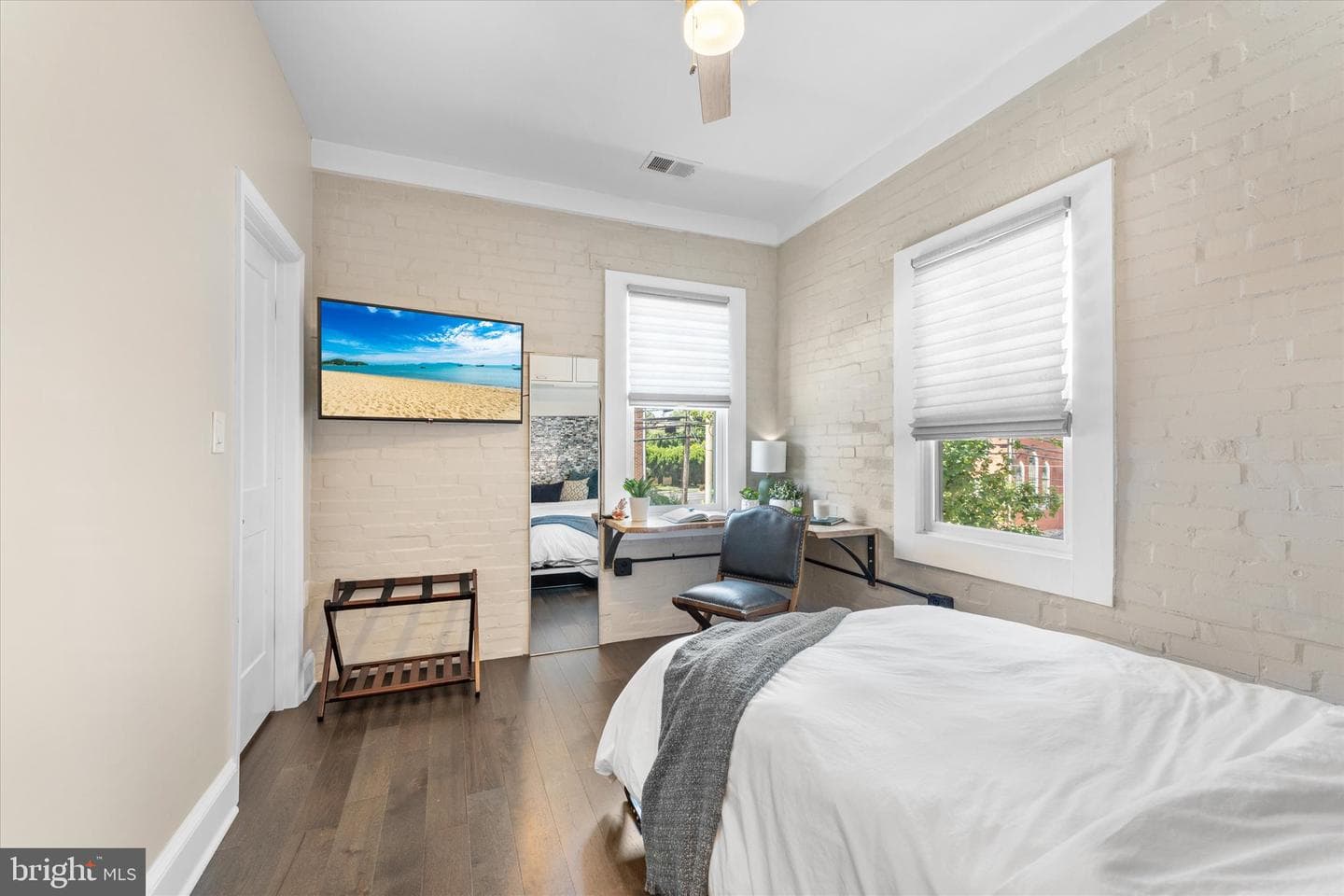 118 1/2 E Cork St photo 20