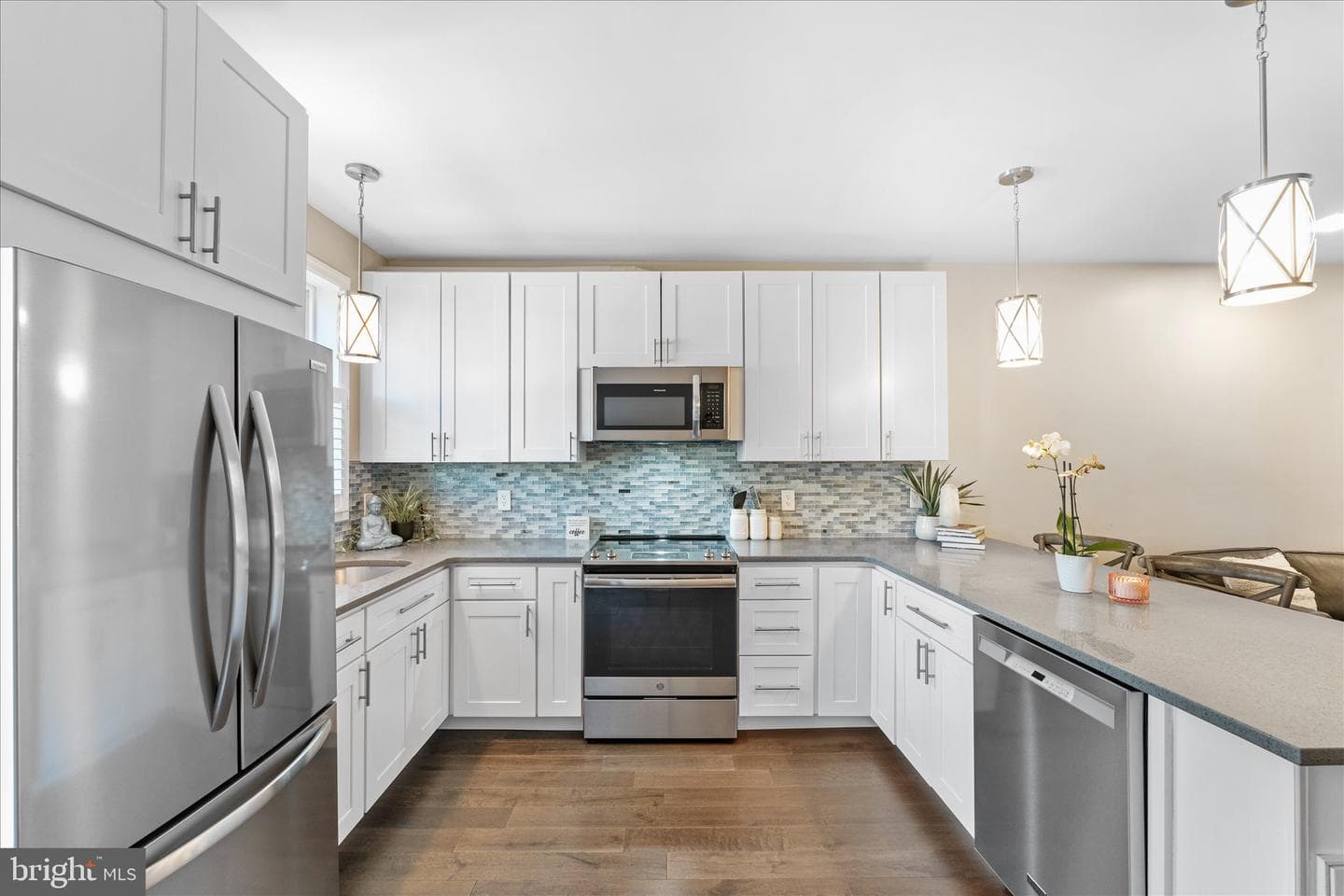 118 1/2 E Cork St photo 7