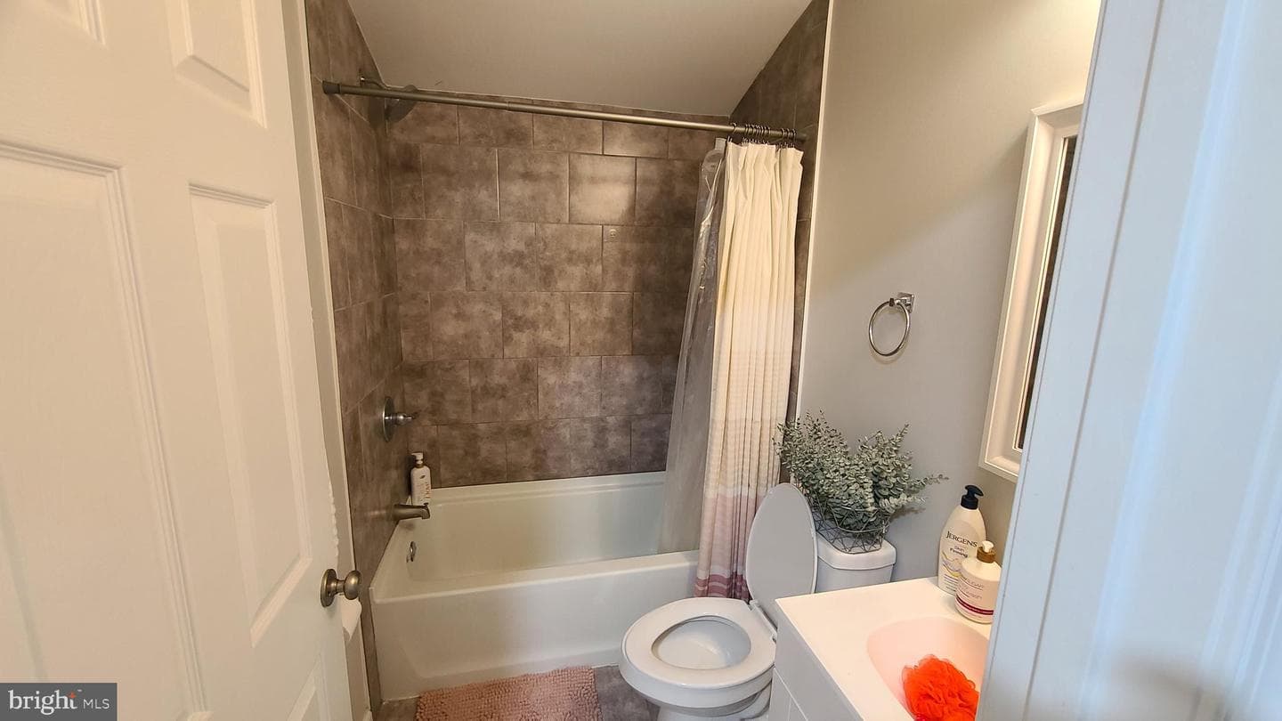 593 N Kent Street photo 13