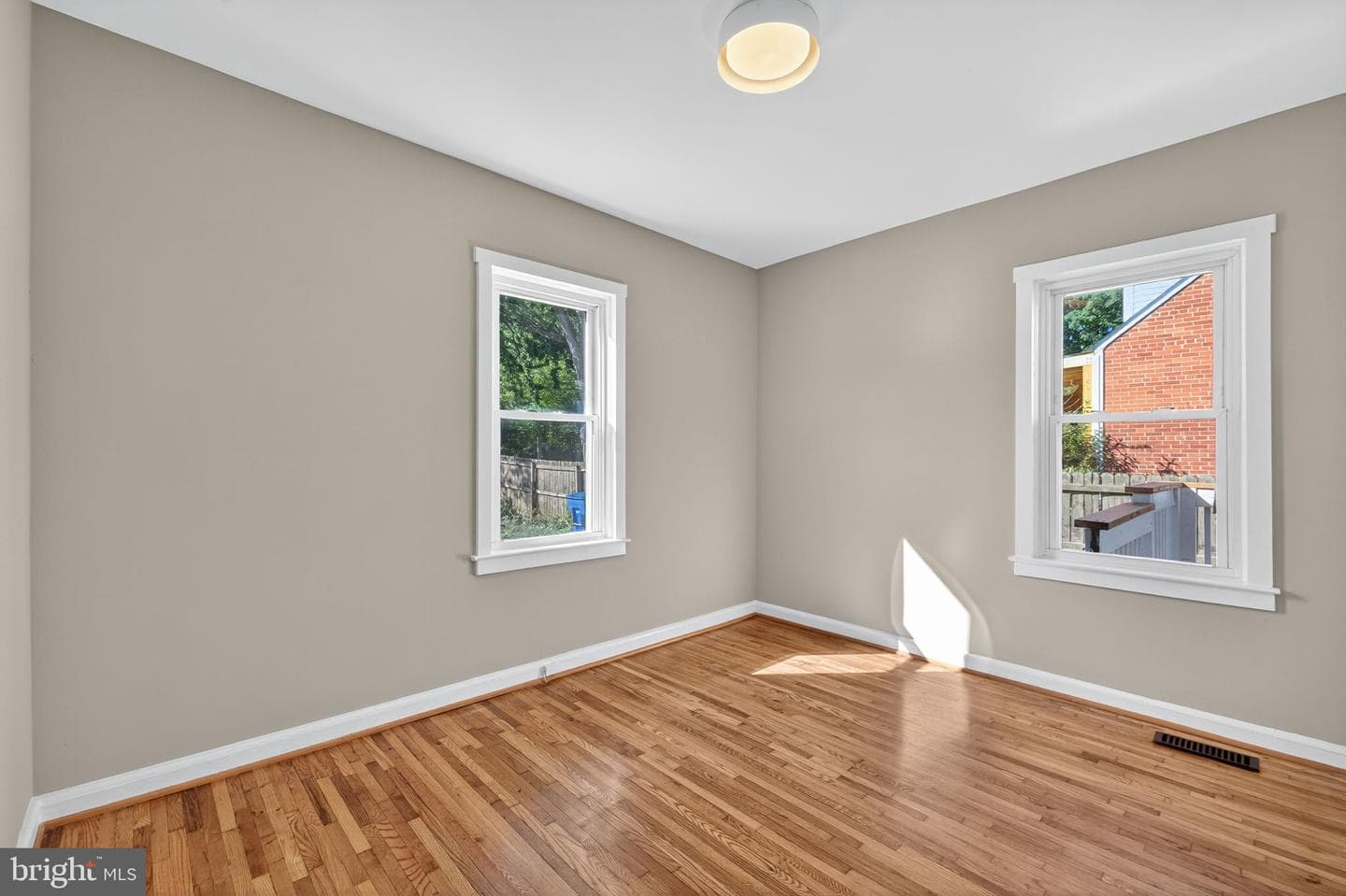 839 William Street photo 23
