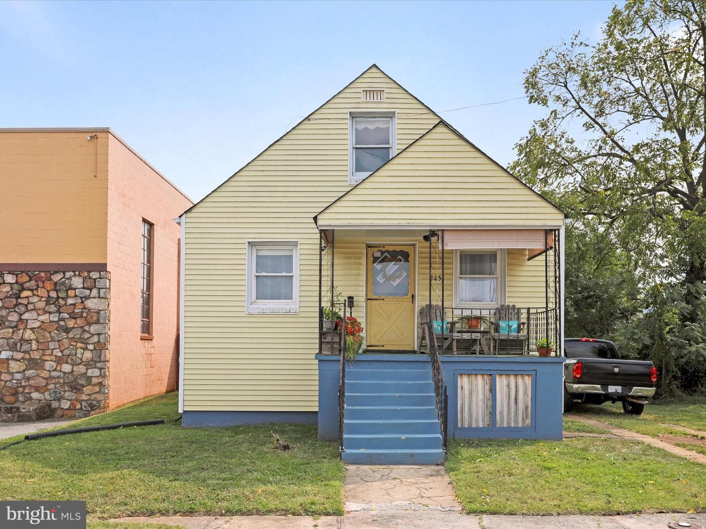 215 E 5th Street photo 2