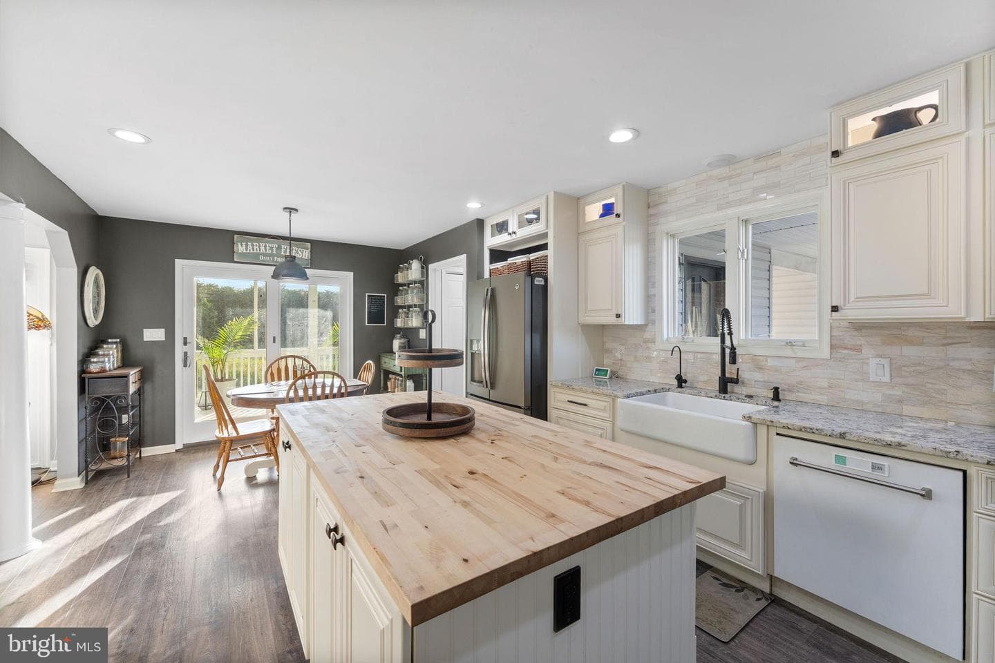 414 Simons Way photo 25