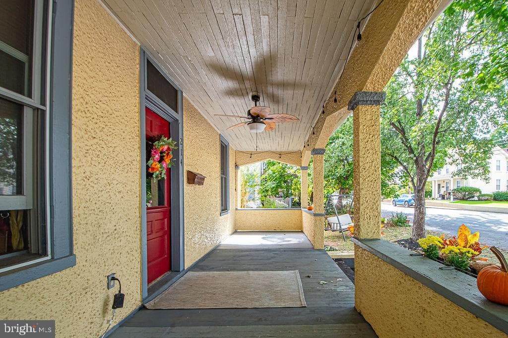 214 Lee Street photo 3