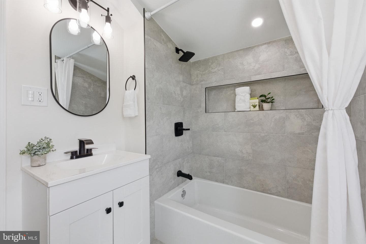 1101 N Royal Avenue N photo 26