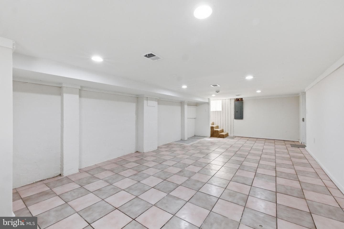 1101 N Royal Avenue N photo 27