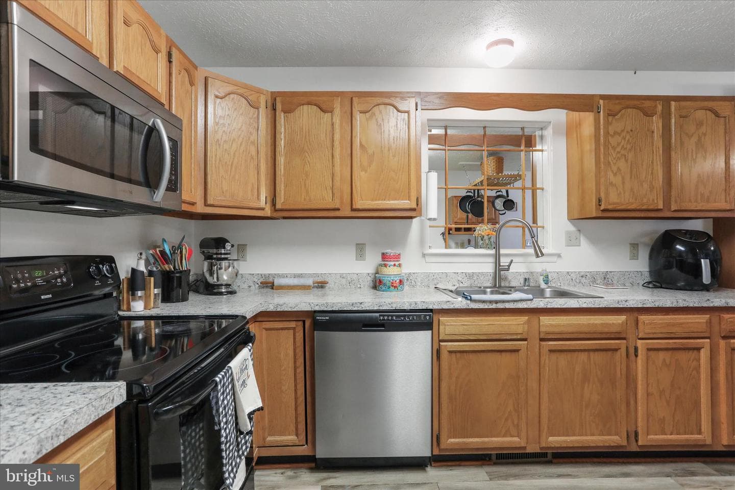 573 Lewis Street photo 10