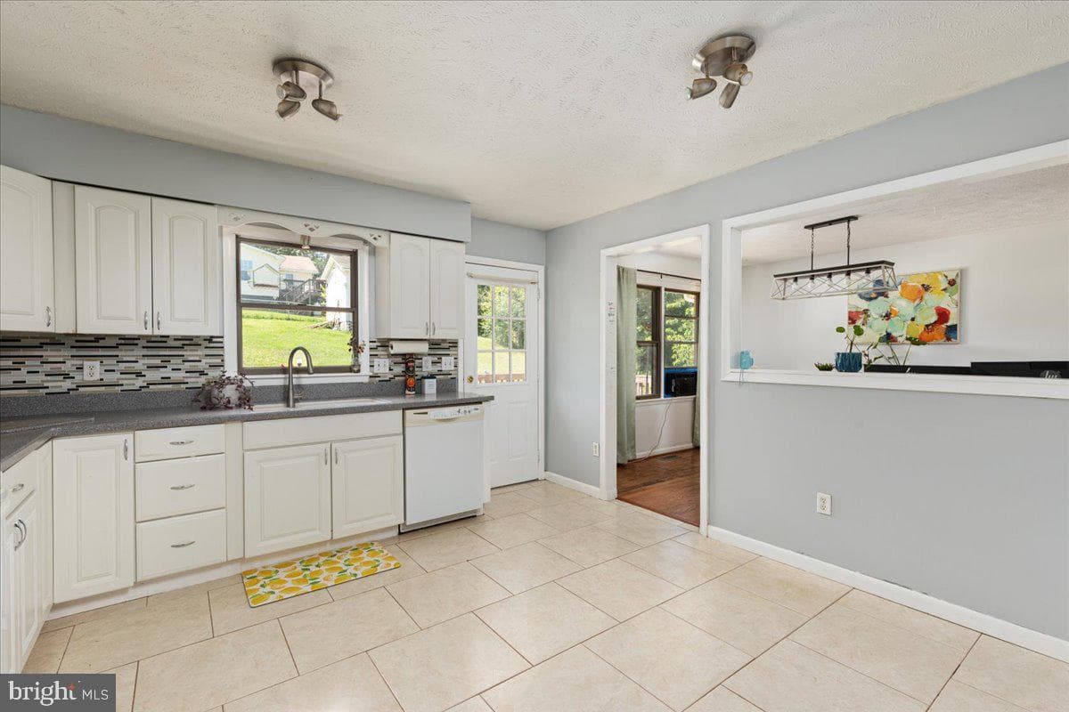1475 Markham Street photo 10