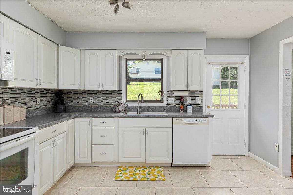 1475 Markham Street photo 11