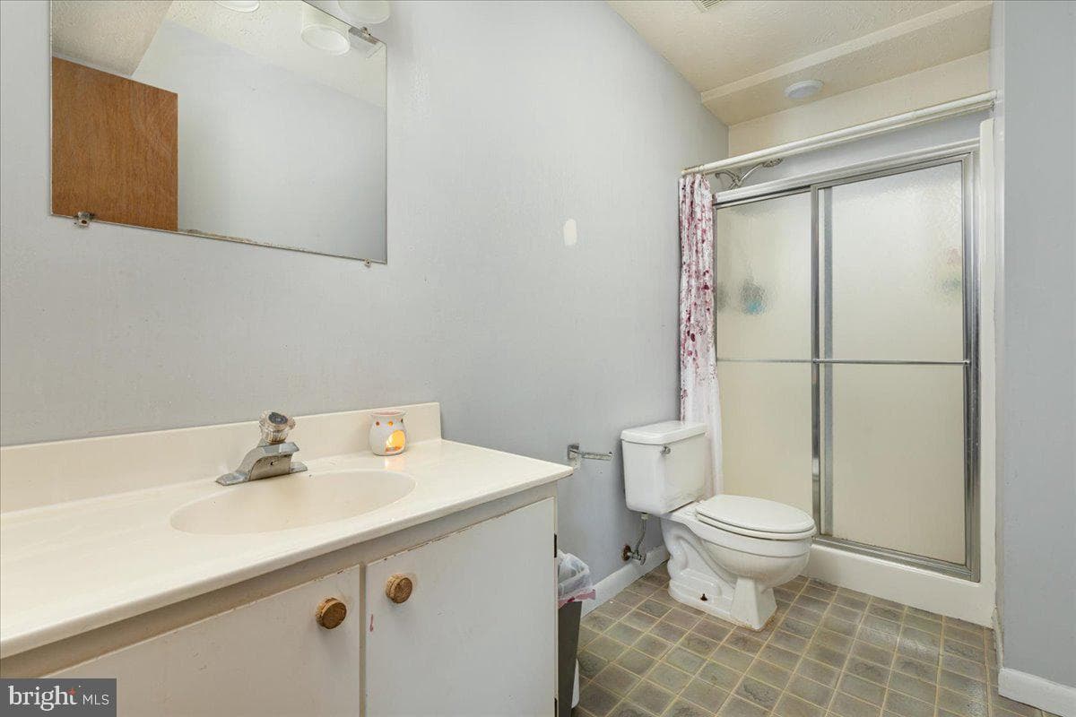 1475 Markham Street photo 26