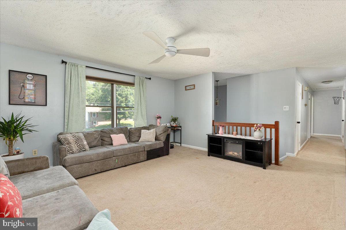 1475 Markham Street photo 5
