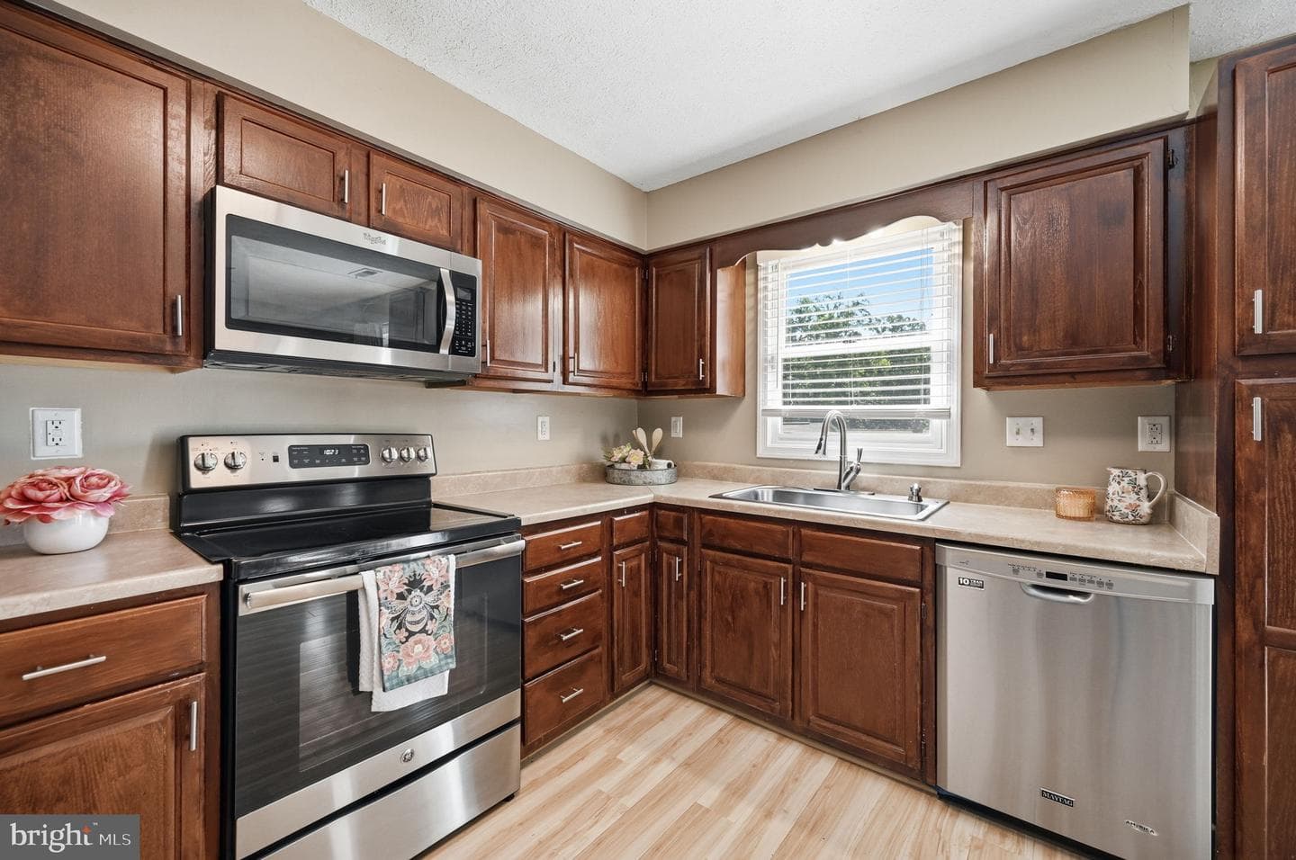 686 Rollason Drive photo 4