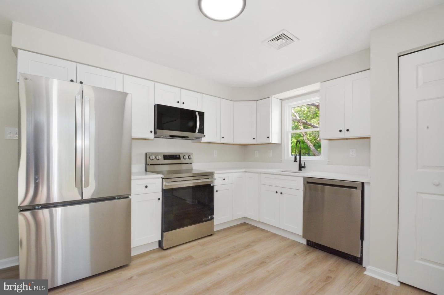 516 W Duck Street photo 12