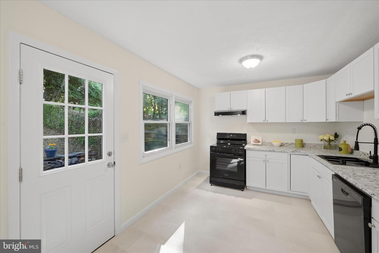 406 Viscose Avenue photo 4