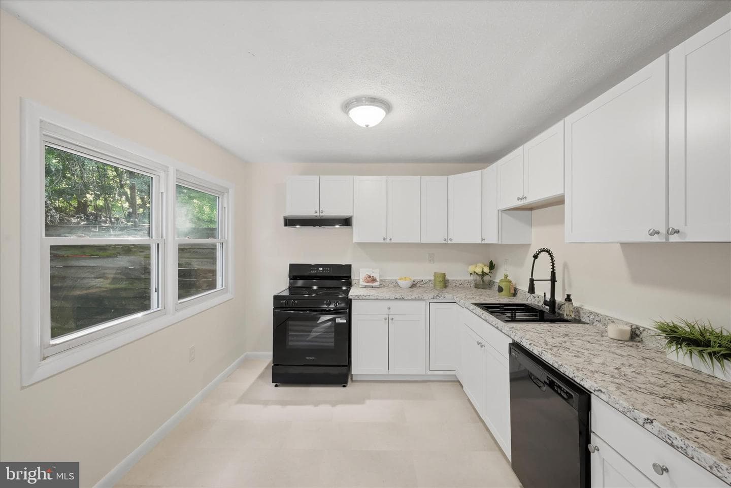 406 Viscose Avenue photo 6