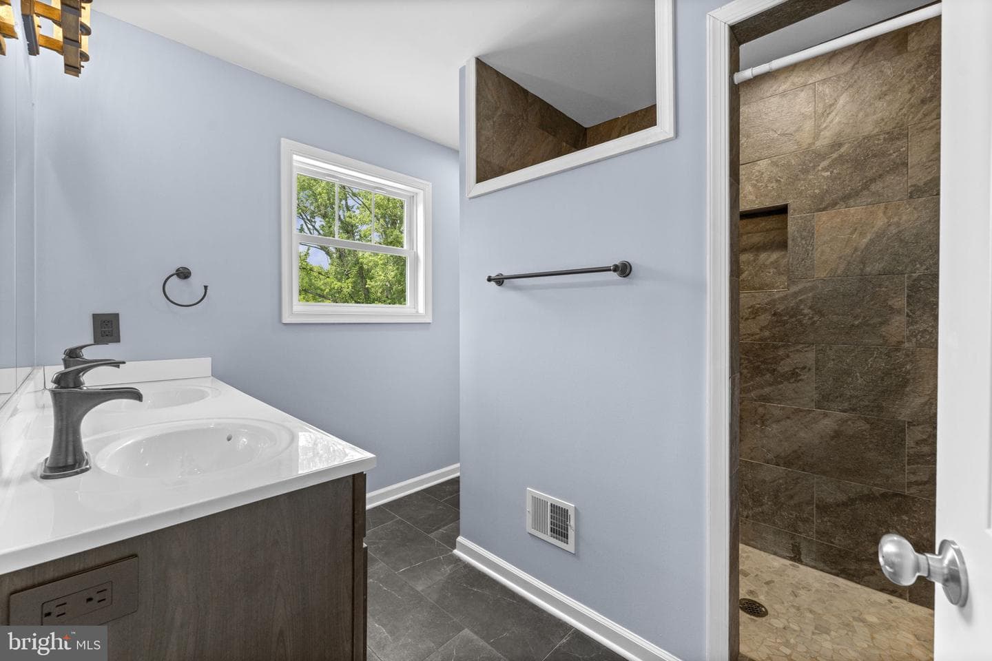 266 Riverside Drive photo 34