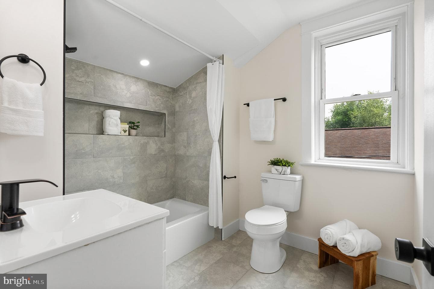 1101 Royal Avenue N photo 45