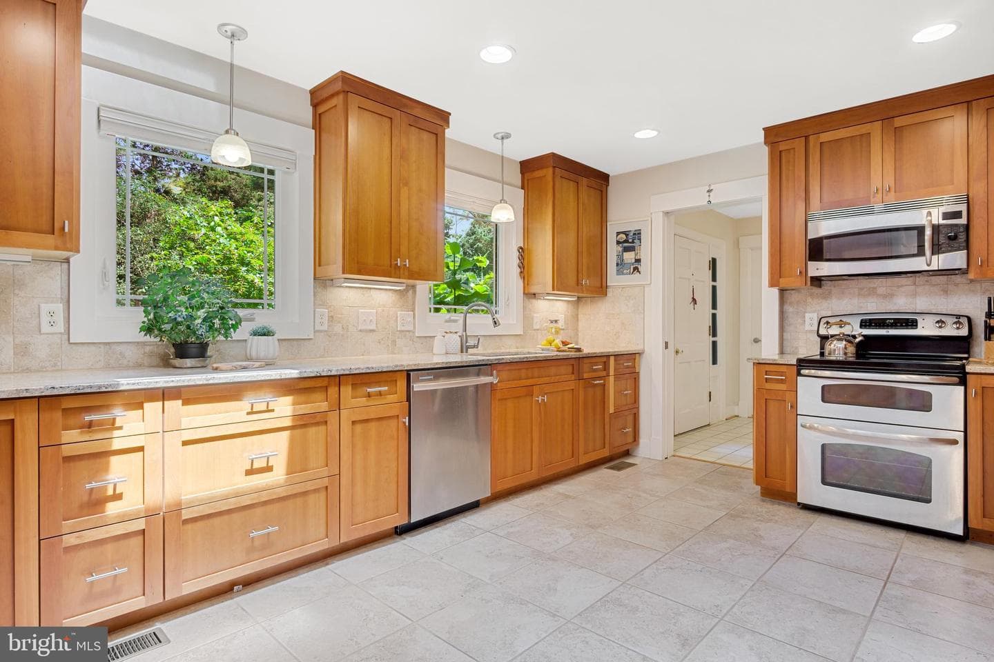 247 E Queens Drive photo 2