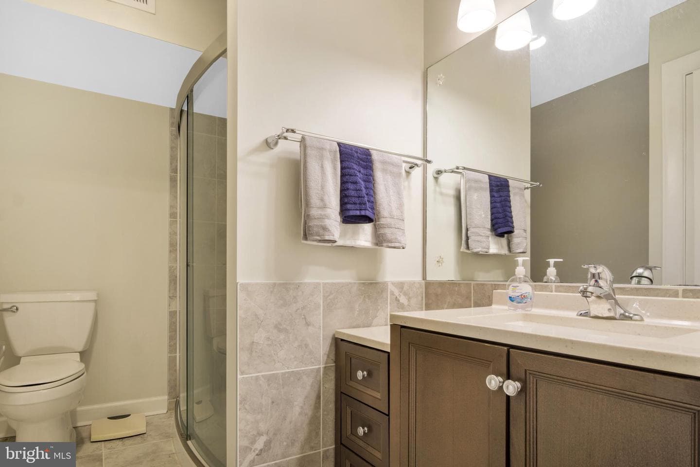 247 E Queens Drive photo 32
