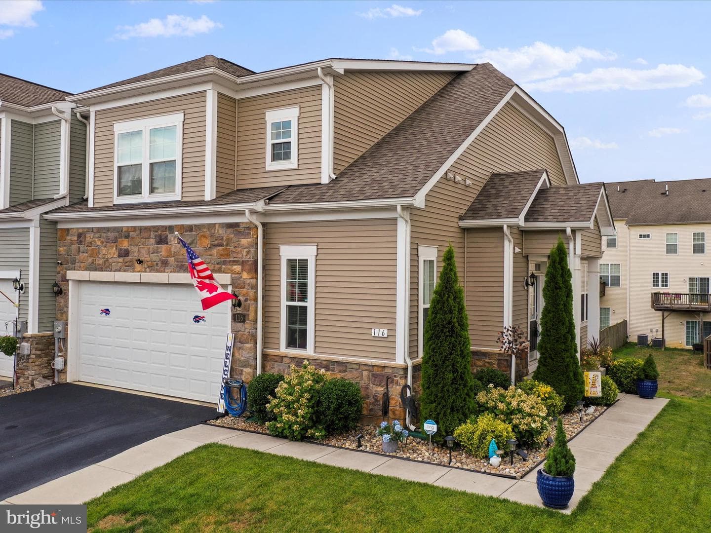 116 Strathmore Way E photo 2