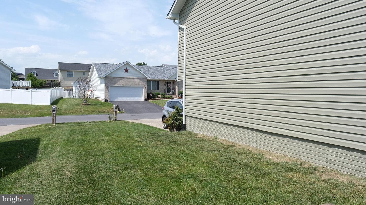 210 Ford Circle photo 36