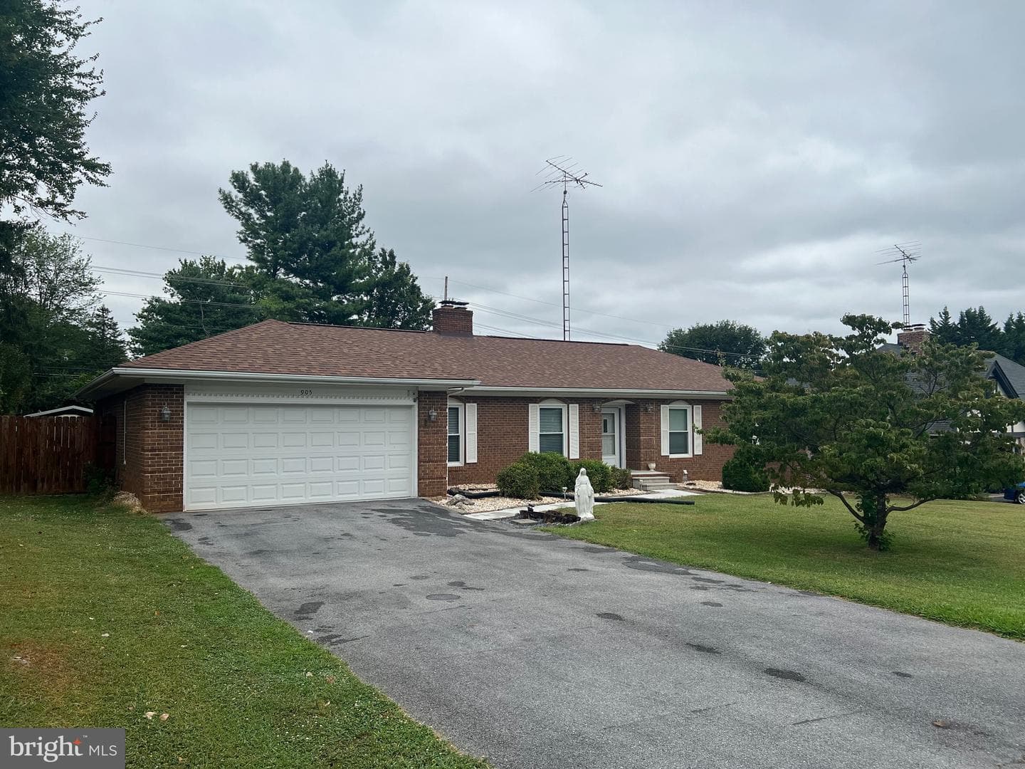 905 Hillcrest Drive photo 2