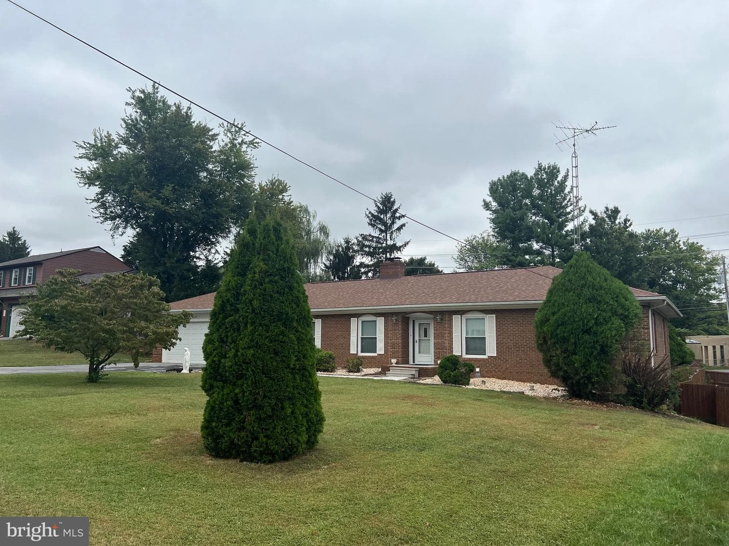 905 Hillcrest Drive photo 3