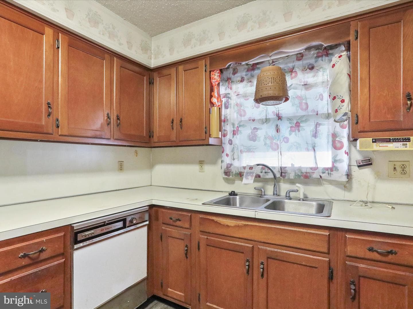 523 Richard Street photo 11