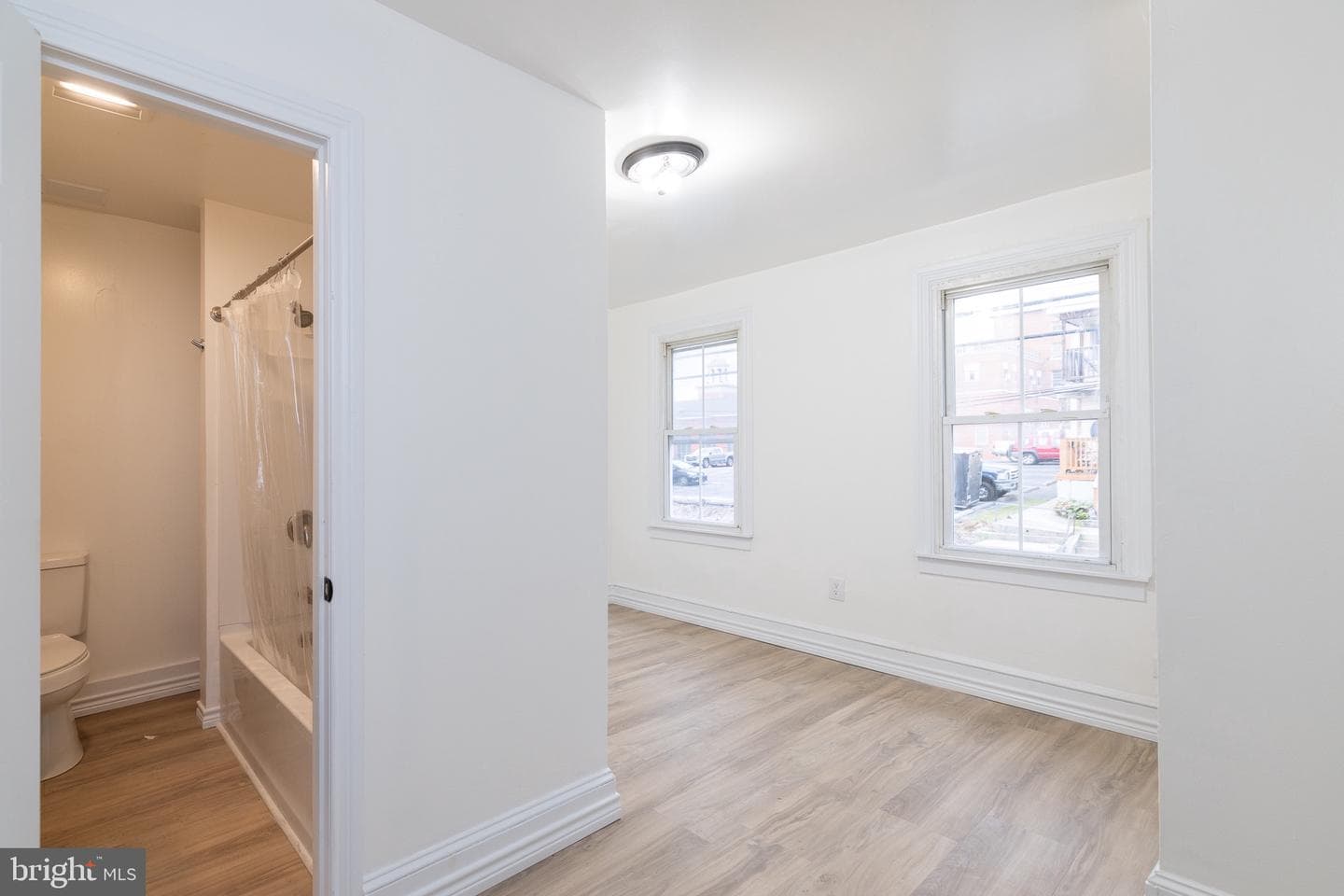 130 E John Street photo 13