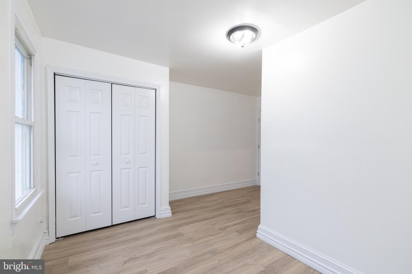 130 E John Street photo 16