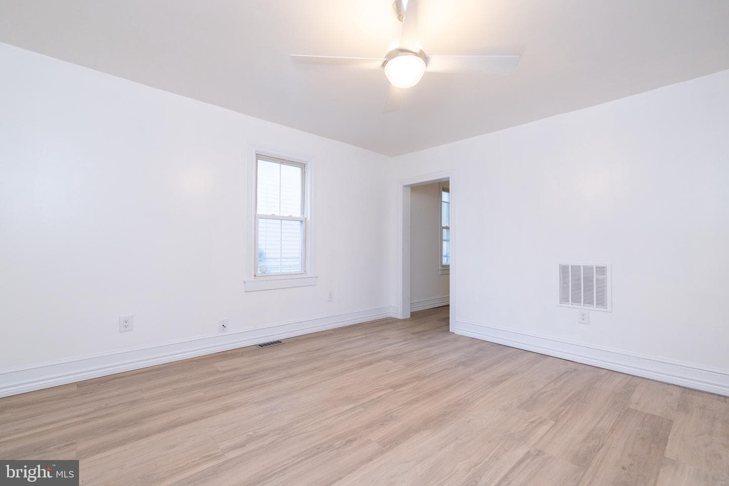 130 E John Street photo 5