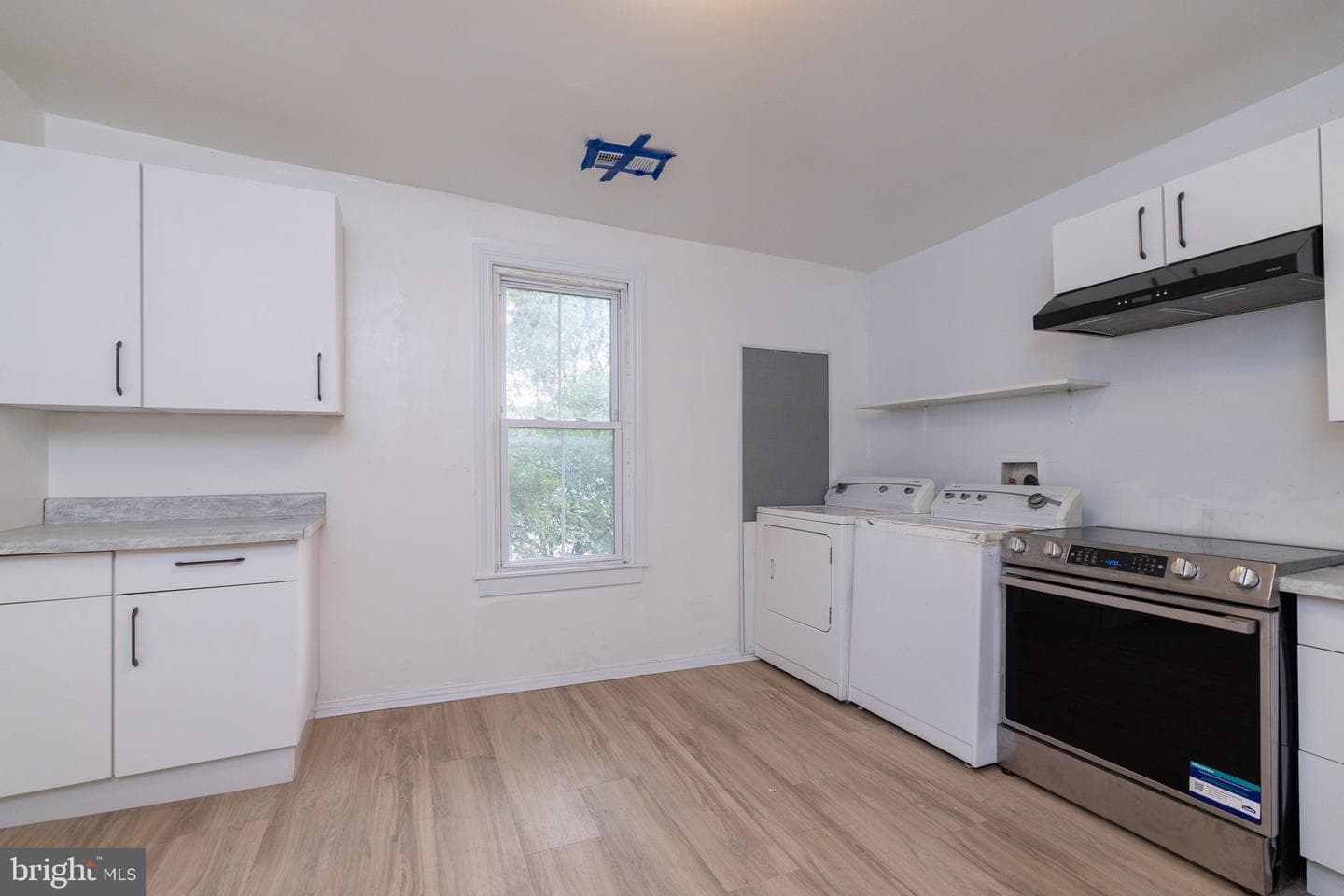 130 E John Street photo 9