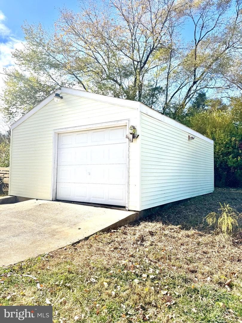 382 Fegan Road photo 6