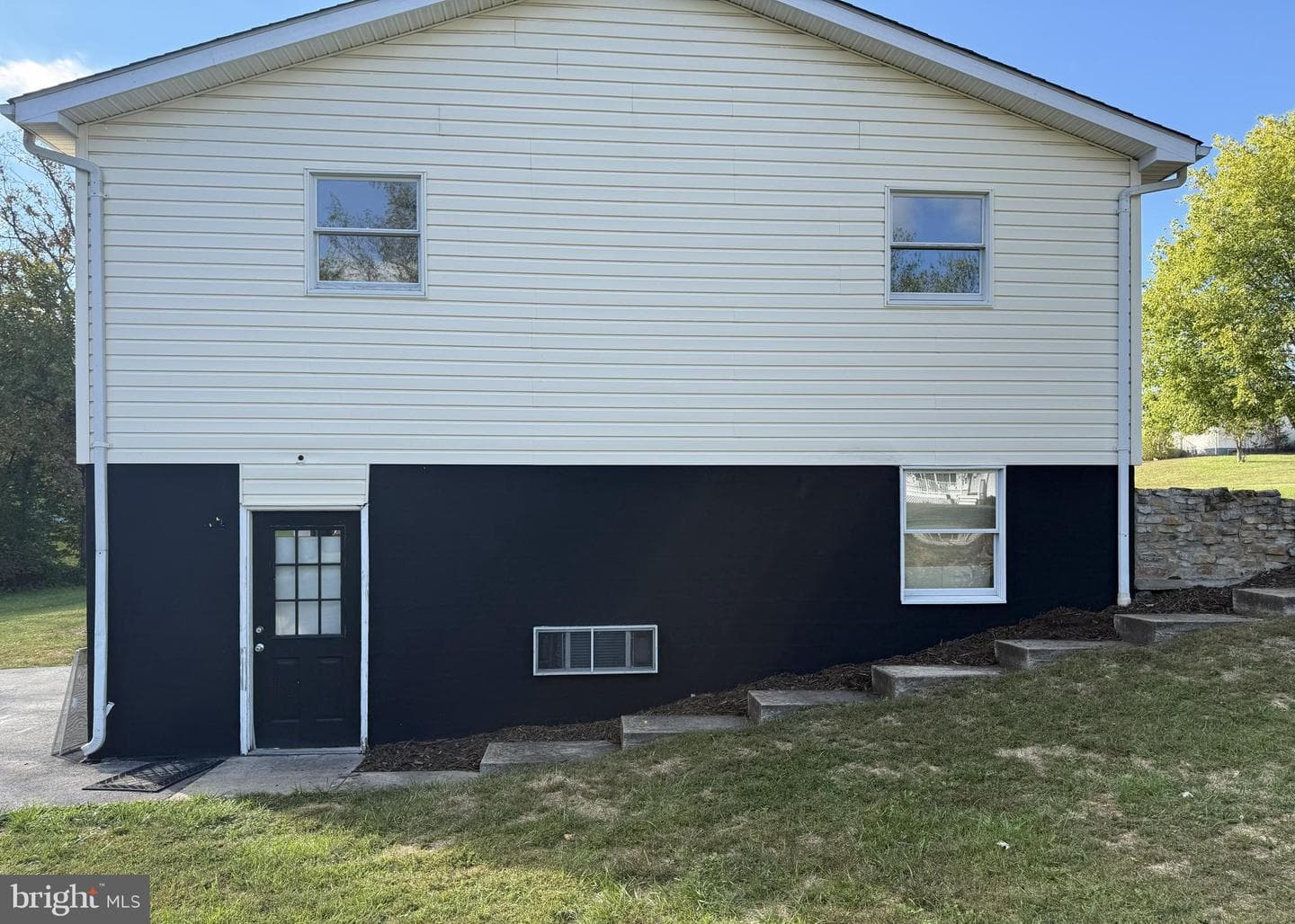 392 Clifford Drive photo 3