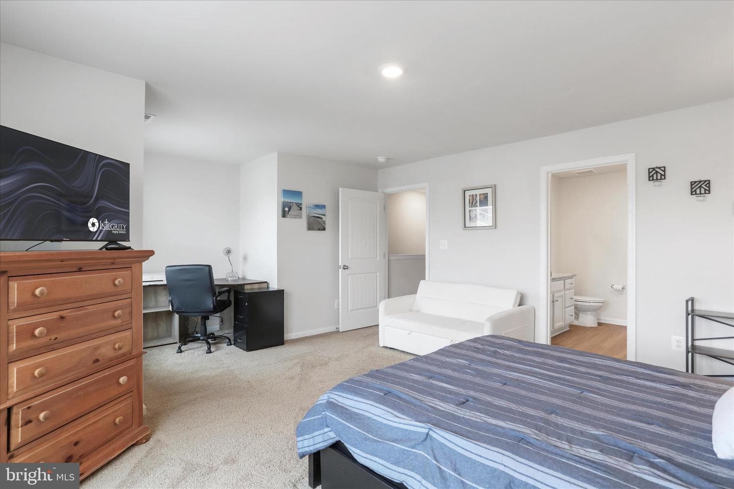 193 Hampstead Boulevard photo 20