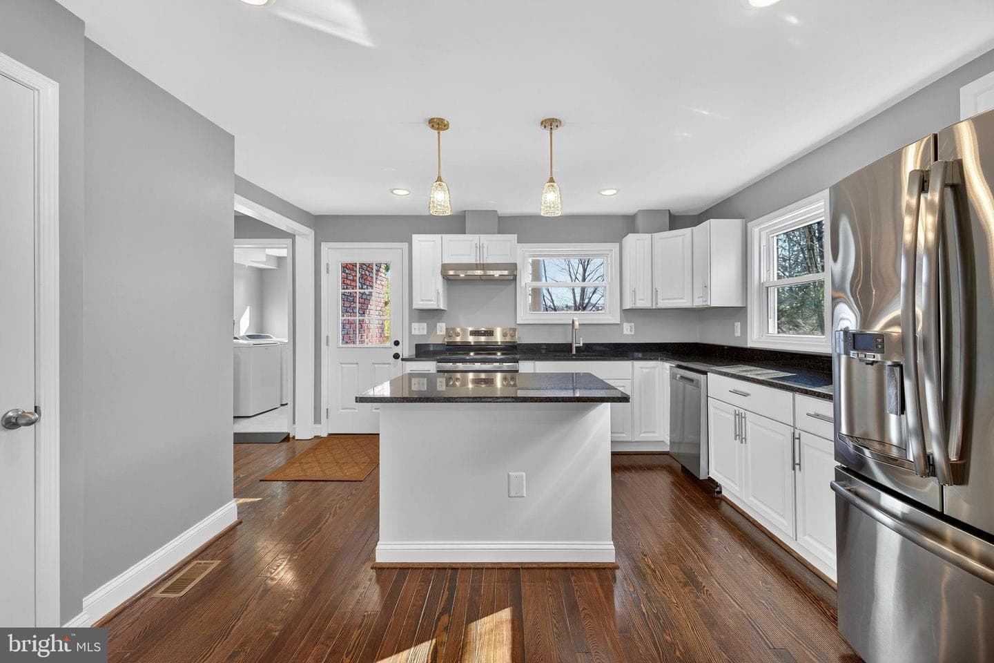 913 N Queen Street photo 21