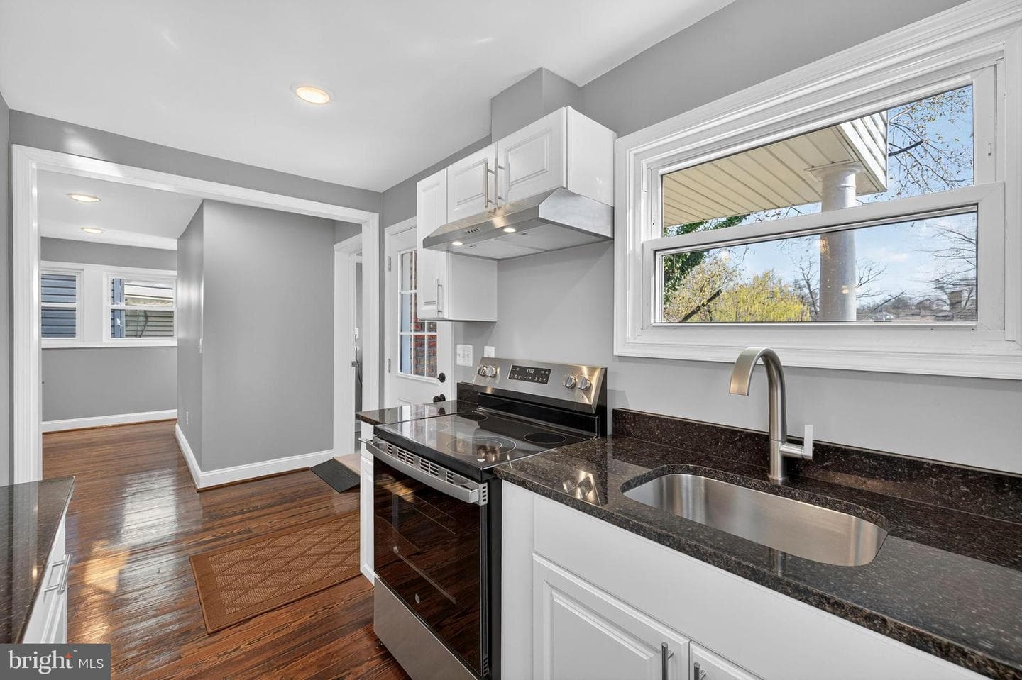 913 N Queen Street photo 27