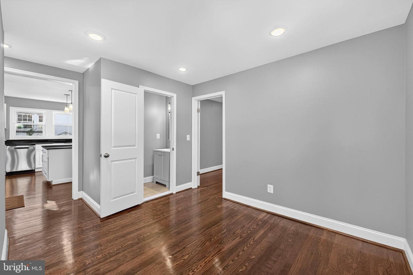 913 N Queen Street photo 32