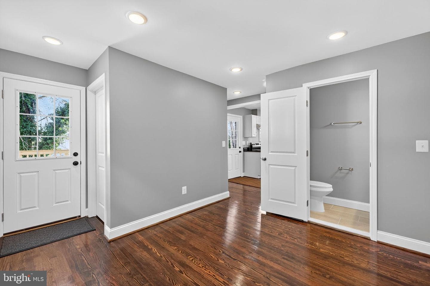 913 N Queen Street photo 33