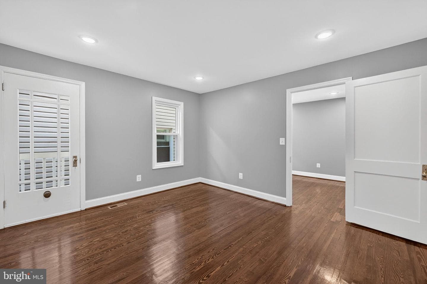 913 N Queen Street photo 35