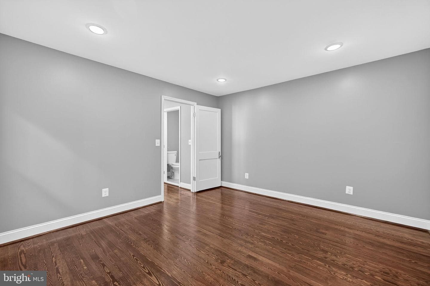 913 N Queen Street photo 36