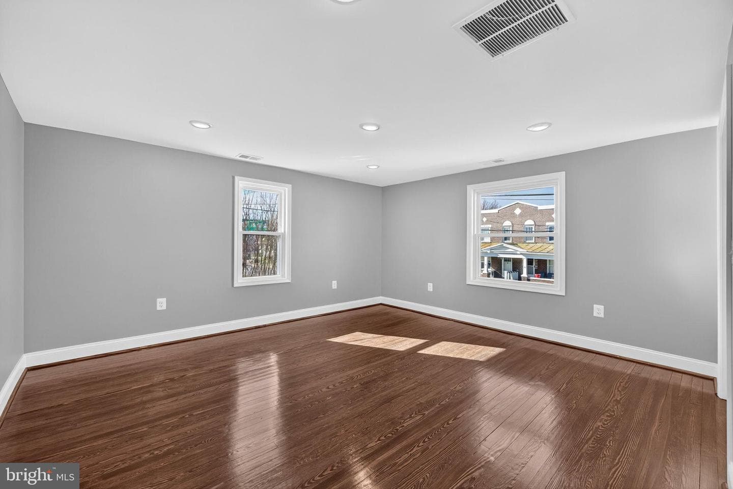 913 N Queen Street photo 38