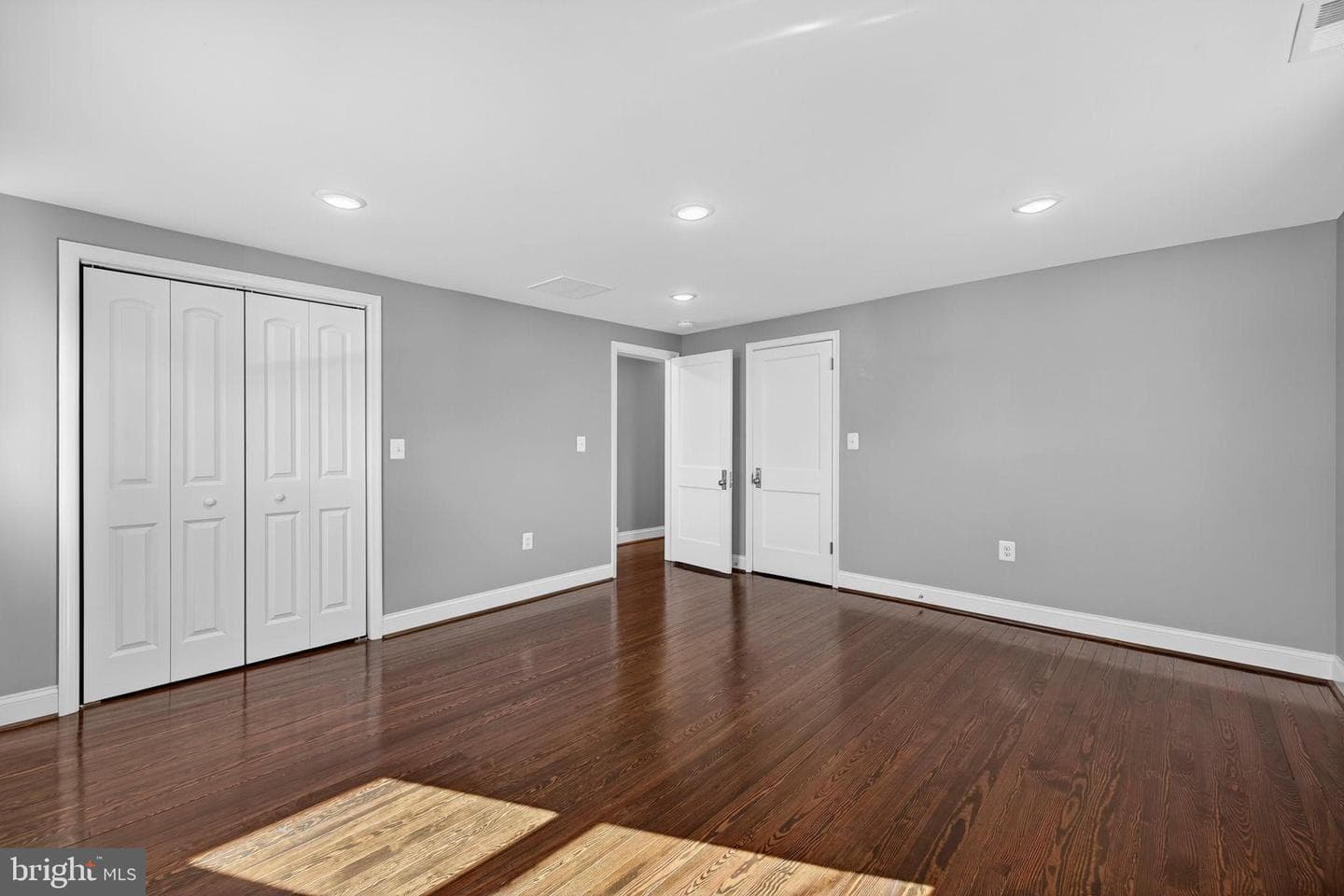 913 N Queen Street photo 39