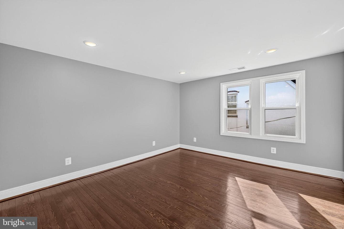 913 N Queen Street photo 40