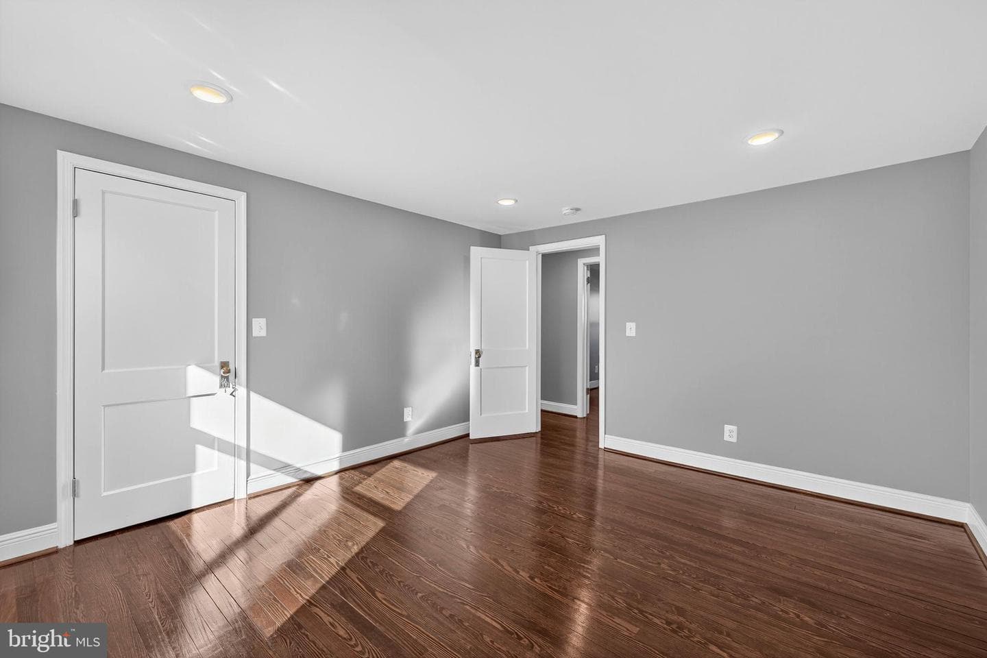 913 N Queen Street photo 41
