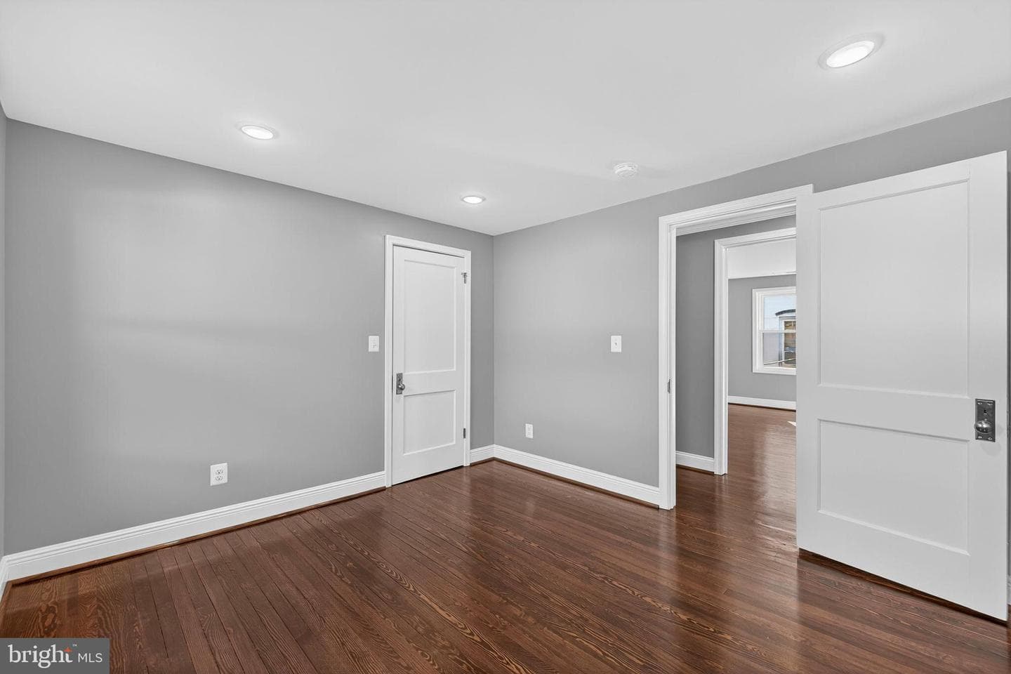 913 N Queen Street photo 42