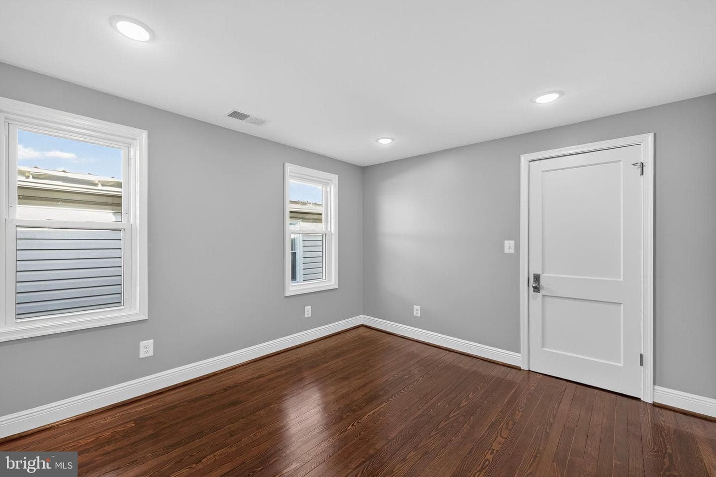 913 N Queen Street photo 43