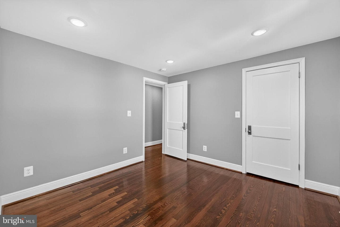 913 N Queen Street photo 45