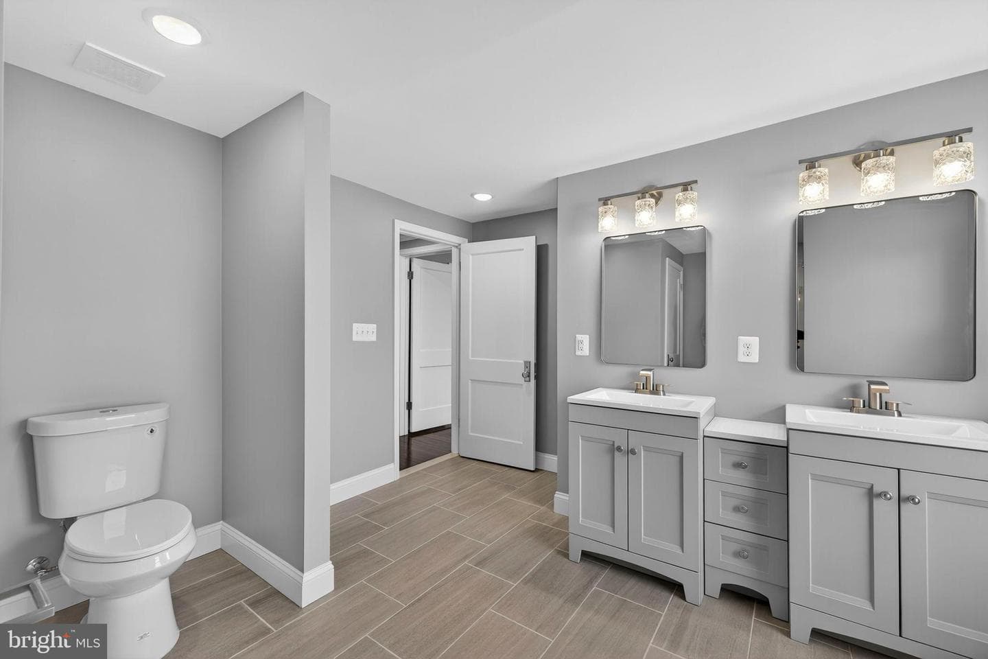 913 N Queen Street photo 50