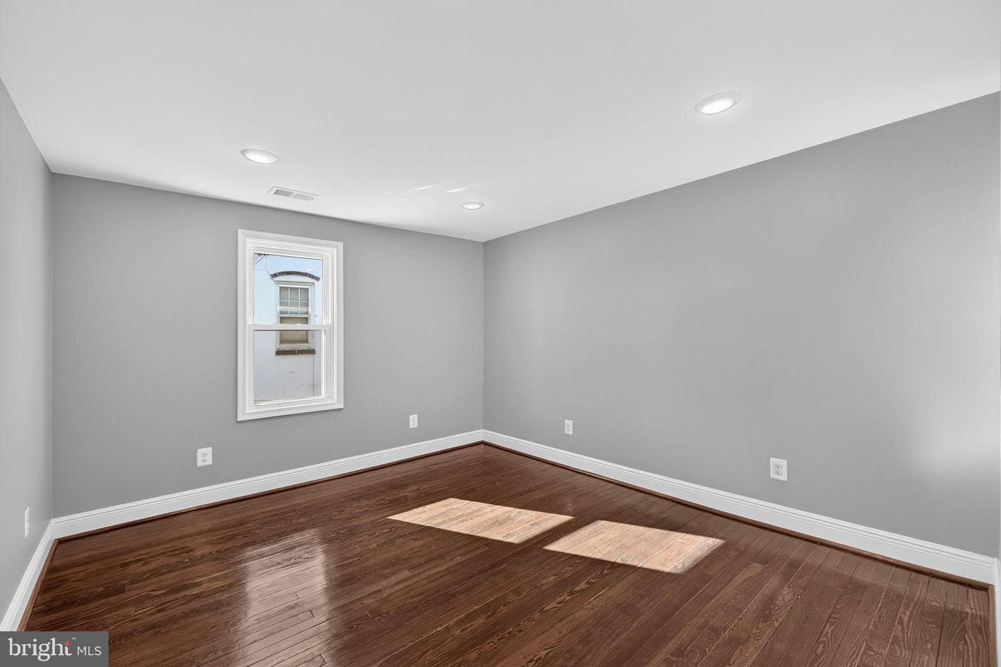 913 N Queen Street photo 53